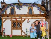 أحلامهم أوامر.. بريطانى يعيد بناء بيت "سنو وايت" الشهير فى حديقته لبناته