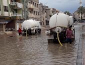 صور.. الدفع بمعدات لتصريف مياه الأمطار من شوارع العريش 