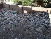 سكان أرض الجمعية بإمبابة يشتكون من تراكم القمامة أمام المدرسة الابتدائى 