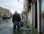 صور.. أحذية بلاستيكية طويلة للسير بمدينة البندقية بعد غرقها وإعلان الطوارئ