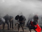 صور.. اشتباكات بين الشرطة ومتظاهرين يطالبون باستقالة الرئيس بينيرا فى تشيلى