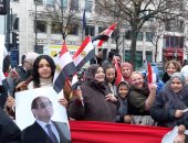 الجالية المصرية تحتشد فى برلين لتحية الرئيس السيسى أمام مقر إقامته