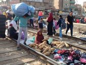 شكوى من انتشار الباعة الجائلين بشبين القناطر وعلى قضبان السكة الحديد