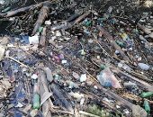 تراكم القمامة فى ترعة قرية أولاد خلف الداير بسوهاج.. والأهالى تستغيث