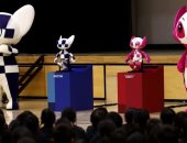 روبوتان يحملان شعار أولمبياد 2020 يدهشان تلامذة طوكيو