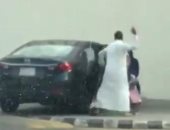 تداول فيديو لشخص يصفع طفلة ويضرب رأسها فى سيارته بالسعودية