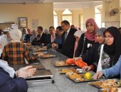 رئيس جامعة كفر الشيخ يتناول الغذاء مع الطلاب.. ويؤكد: دعم أعضاء هيئة التدريس على البحث العلمى.. صور