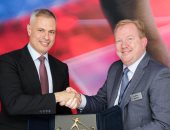 رئيس شركة مصر للطيران يلتقى بالرئيس الجديد لشركة بوينج العالمية.. صورة