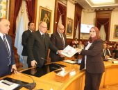 محافظ القاهرة يكرم المتميزين والحاصليمن على جوائز الحكومة