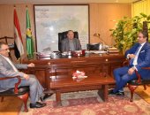 محافظ الفيوم لـ"نقيب الإعلاميين": دور الإعلام هام للغاية فى رصد نبض الشارع