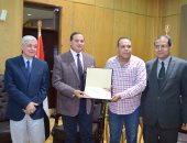 جامعة سوهاج  تكرم محمود مقبول مدير مكتب اليوم السابع بالمحافظة