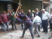 صور.. حى الدقى يقضى على ظاهرة حجز أماكن انتظار السيارات بالسدادات الحديدية