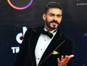 خالد سليم يتألق بإطلالة مميزة على السجادة الحمراء فى مهرجان القاهرة السينمائى
