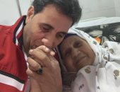أحمد شيبة يطلب من جمهوره الدعاء بالشفاء العاجل لوالدته