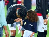 مصر وكوت ديفوار .. مصطفى محمد يقبل يد حفيدة عمرو الجناينى فى النهائى