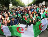  المحتجون بالجزائر يواصلون الضغط على السلطات لوقف الانتخابات الرئاسية