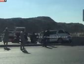 فيديو.. حادث مرورى بمحور المشير طنطاوى بالتجمع وإصابة سائق السيارة