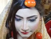 عروس باكستانية ترتدى شبكة من الطماطم بدلاً من الذهب والسبب غريب.. فيديو