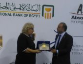 الحسينى يهدى درع اتحاد السلاح إلى ممثل الاتحاد الدولى للعبة والفرنسى ميشيل