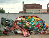 حيوانات ضخمة من القمامة فى شوارع البرتغال للتوعية بخطورة تلوث البيئة.. صور