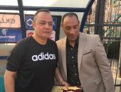 شاهد "مصحف" هدية أيمن المزين لطارق يحيى قبل مباراة طنطا والطلائع