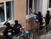 شاهد الشرطة الروسية تحتفل بعيد الأم بالموسيقى والورود والبالونات