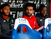 محمد صلاح يشاهد تعادل ليفربول أمام بالاس فى الشوط الأول من مقاعد البدلاء