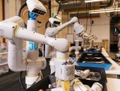 جوجل تنجح فى تدريب الروبوتات على فرز النفايات فى المكاتب.. فيديو
