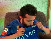 تركي آل الشيخ يقبّل شعار الهلال قبل مواجهة أوراوا المرتقبة