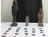 ضبط 28 قطعة أثرية بينها 3 تماثيل بحوزة مهرب بالمنيا