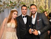 نجوم الفن والإعلام يجتمعون فى حفل زفاف بأحد فنادق القاهرة.. صور
