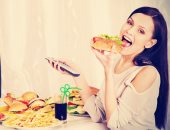 100 مليون صحة: تناول الطعام أمام التليفزيون أو الحديث بالتليفون يزيد الوزن