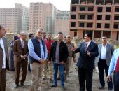 محافظ القليوبية يشن حملة مفاجئة بمدينة بنها لرصد المبانى المخالفة والإشغالات