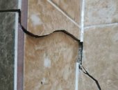 قارئ يستغيث من تصدع جدران منزله بسبب بناء عمارة بجواره فى كفر الشيخ