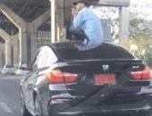 ضبط سائق يجلس على سقف سيارة أثناء سيرها بشارع جامعة الدول العربية