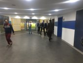 صور.. طاقم حكام الزمالك وإنبي يتفقدون الملعب مبكرًا قبل موقعة السلام