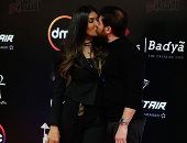 فيديو.. منال الحمرونى وزوجها يتبادلان القبلات.. على طريقة الفيشاوى وزوجته