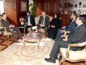 محافظ بنى سويف يلتقى بفريق طبى نجح فى استئصال ورم يزن 25 كجم من رحم سيدة