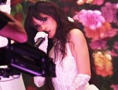 صور.. كاميلا كابيلو تفاجئ حضور American Music Awards وتغنى بالـ lingerie