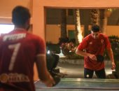 شاهد.. مباراة تنس طاولة "عائلية" بين رمضان صبحى وإكرامى فى الجونة