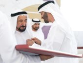 محمد بن زايد يقلد حاكم الشارقة "وسام أم الإمارات"