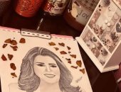 قارئة تشارك برسومات باستخدام القلم الرصاص والفحم