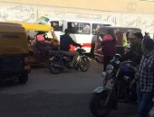 اضبط مخالفة.. سائقو المركبات يكسرون حاجزا خرسانيا أمام كوبرى الممر بالشرقية