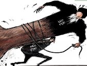 كاريكاتير الصحف السعودية.. الشعب العراقى يقتلع جذور النفوذ الإيرانى