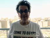 سر ارتداء المخرجة الأمريكية "مولى سميث" تى شيرت يحمل عبارة Come to Egypt
