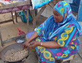 فيديو وصور.. تعرف على طريقة السنغاليات فى تحميص الفول السودانى