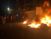 متظاهرون عراقيون يحرقون القنصلية الإيرانية فى النجف ويرفعون علم العراق عليها