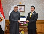 وزير الرياضة يلتقى أمين عام مجلس أبو ظبي الرياضي