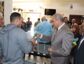 طلاب ماليزيا وإندونيسيا يوزعون الورود للمرضى والعاملين فى مركز القلب بالأزهر