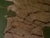 "البيت هيقع علينا".. شكوى من استمرار معاناة 5 أسر بجوار سور مجرى العيون